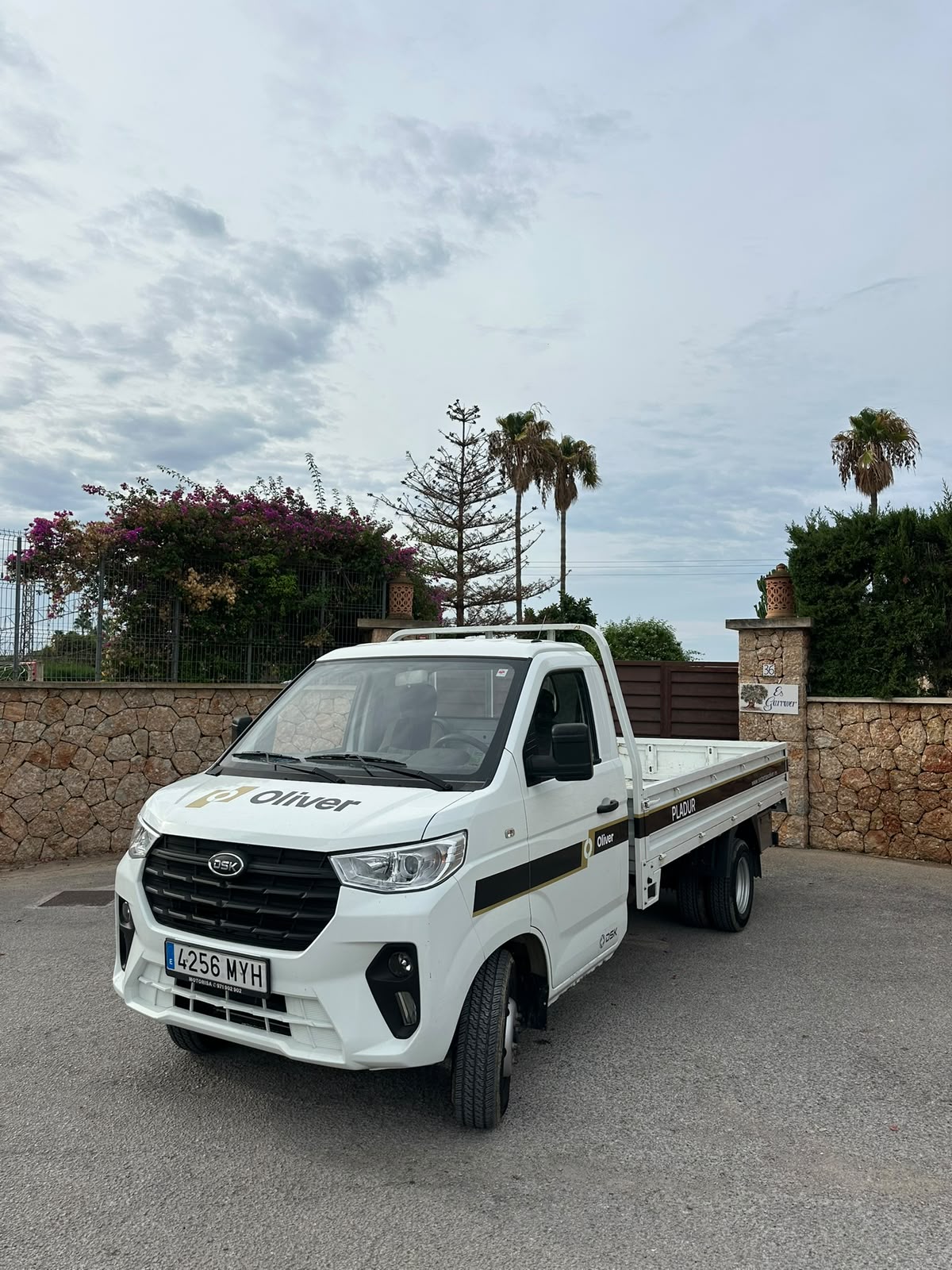 Camión DSK Q51 de Transportes Oliver para transporte de materiales en Mallorca